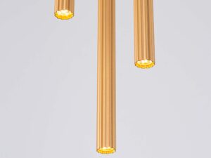 Miniaturka 4 - Detal gniazda G9 lampy wiszącej złotej z ryflowanym kloszem zbliżenie