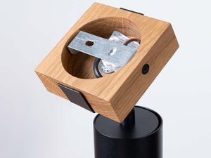 Miniaturka 6 - Detal kinkieta z drewnianym kloszem dębowym i metalowym mocowaniem