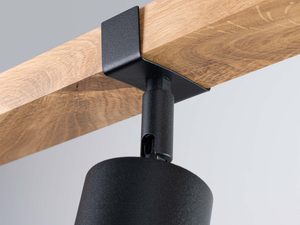 Miniaturka 5 - Detal metalowego uchwytu reflektora na drewnianej belce oświetleniowej