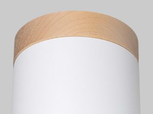 Miniaturka 3 - Naturalne drewno na podstawie białej lampy sufitowej w zbliżeniu