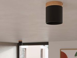 Miniaturka 13 - Lampa sufitowa czarna z drewnianą podstawą zamontowana w salonie