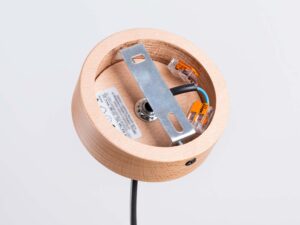 Miniaturka 11 - Detal drewnianej podstawy sufitowej lampy wiszącej z okablowaniem