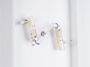 Miniaturka 9 - Wnętrze białego kinkieta z zamontowanymi żarówkami LED G9