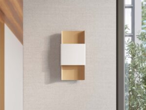 Miniaturka 14 - Elegancki kinkiet biało-złoty na jasnej ścianie przy panoramicznym oknie