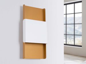 Miniaturka 3 - Metalowy kinkiet biało-złoty w aranżacji przy oknie