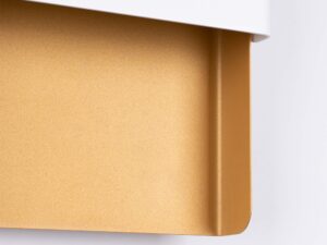 Miniaturka 8 - Detal górnej części złotej metalowej obudowy kinkieta