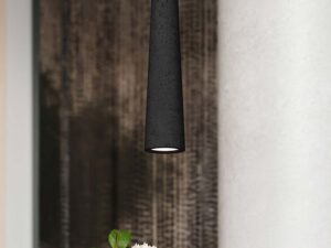 Miniaturka 16 - Wisząca lampa z czarnego lastriko w eleganckim wnętrzu z kwiatami