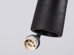 Miniaturka 11 - Oprawka GU10 wysunięta z betonowego klosza lampy w kolorze czarnym