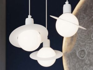 Miniaturka 14 - Trzy lampy wiszące Saturn białe ze świecącymi kulami obok dużego globusa