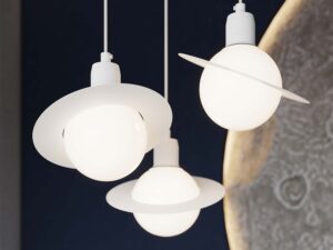 Miniaturka 14 - Trzy lampy sufitowe Saturn białe ze świecącymi kulami obok globusa zbliżenie