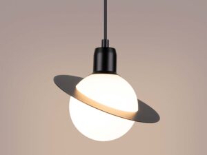 Miniaturka 9 - Czarna lampa wisząca Saturn z kulistym kloszem i pierścieniem na szarym tle
