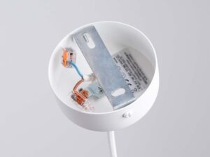 Miniaturka 10 - Wnętrze podsufitki lampy wiszącej białej z kostką elektryczną