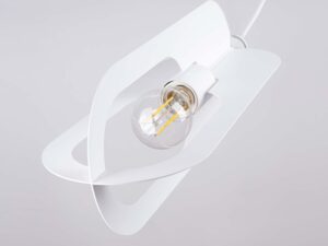 Miniaturka 11 - Detal owalnego klosza ażurowego lampy wiszącej białej z żarówką