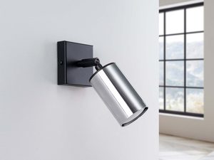 Miniaturka 1 - Metalowy kinkiet chromowy zamontowany na ścianie w aranżacji przy oknie