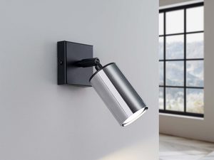 Miniaturka 2 - Kinkiet ścienny chromowo-czarny z włączonym światłem w aranżacji wnętrza