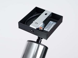 Miniaturka 7 - Tylna strona kinkietu z metalowym uchwytem montażowym i okablowaniem