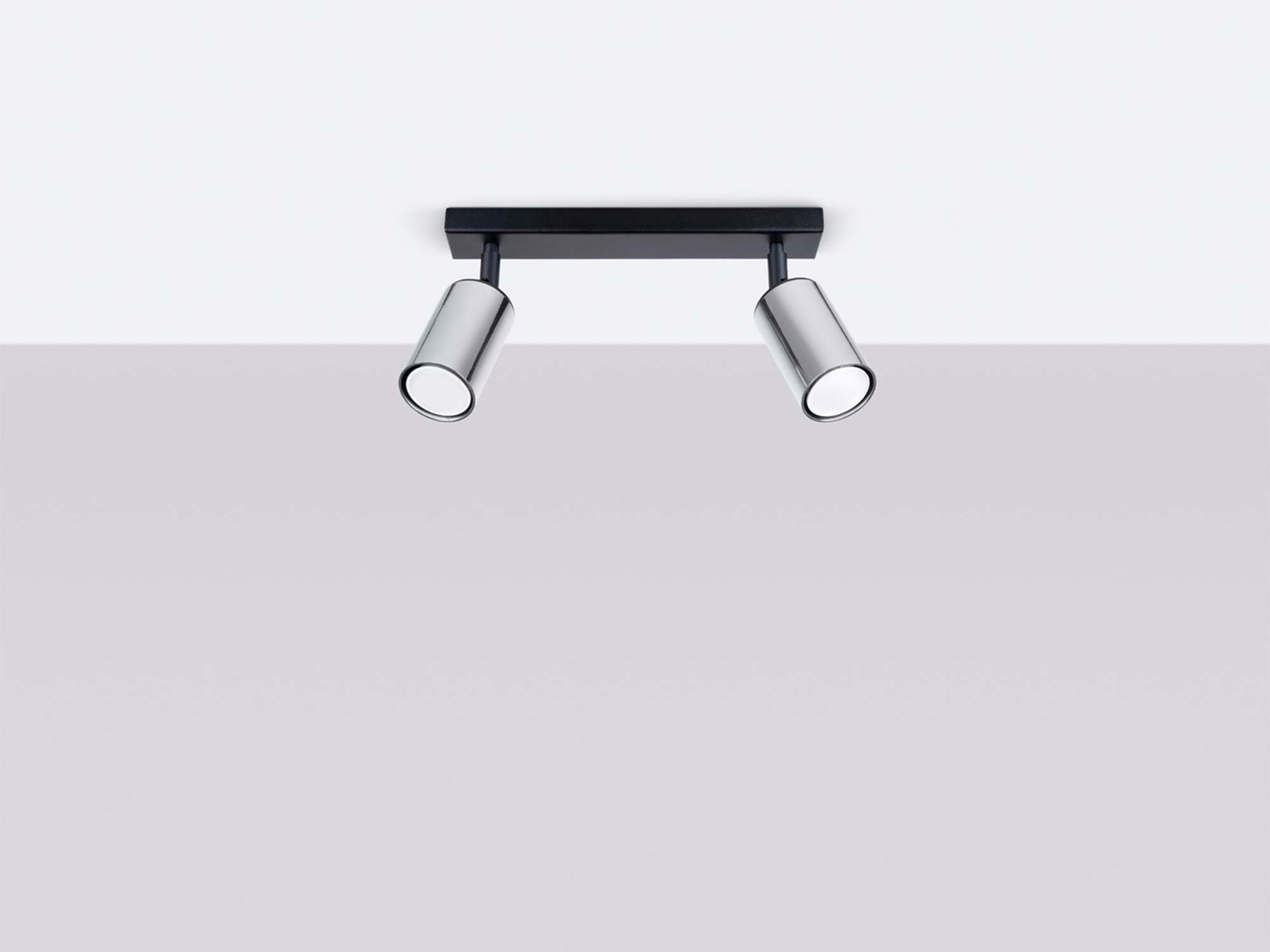 Plafon dwupunktowy czarno-chromowany w aranżacji sufitu na szarym tle Plafon dwupunktowy czarno-chromowany w aranżacji sufitu na szarym tle