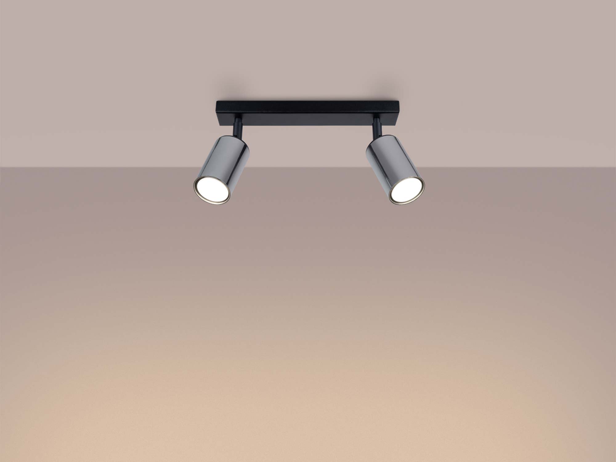 Plafon dwupunktowy czarno-chromowany świecący ciepłym światłem Plafon dwupunktowy czarno-chromowany świecący ciepłym światłem