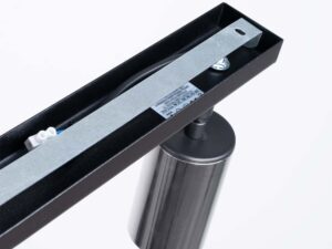 Miniaturka 3 - Wnętrze czarnej listwy montażowej plafonu dwupunktowego z okablowaniem