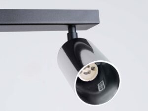 Miniaturka 4 - Detal chromowanego reflektora plafonu z gniazdem GU10 i etykietą zbliżenie