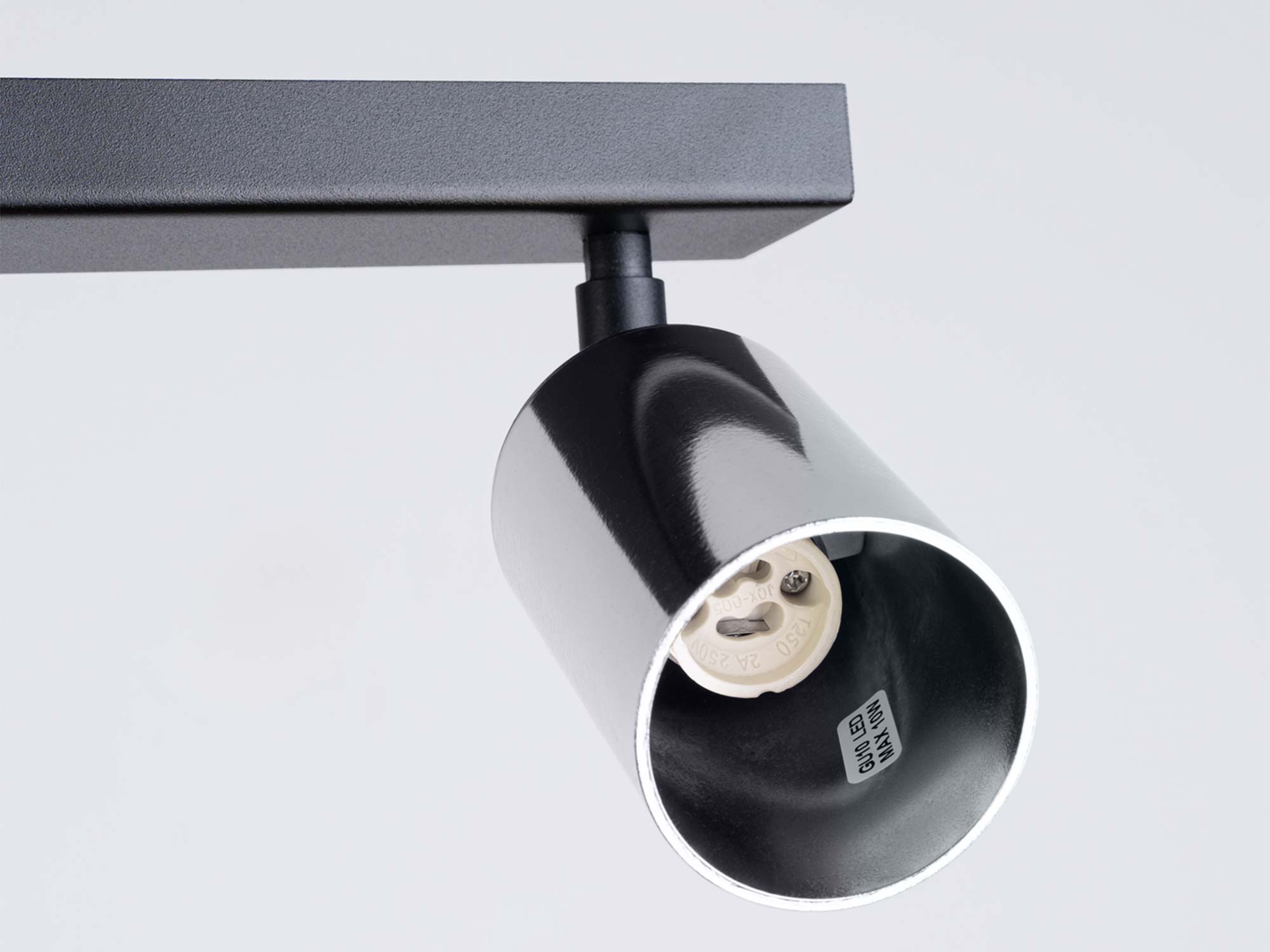 Detal chromowanego reflektora plafonu z gniazdem GU10 i etykietą zbliżenie Detal chromowanego reflektora plafonu z gniazdem GU10 i etykietą zbliżenie