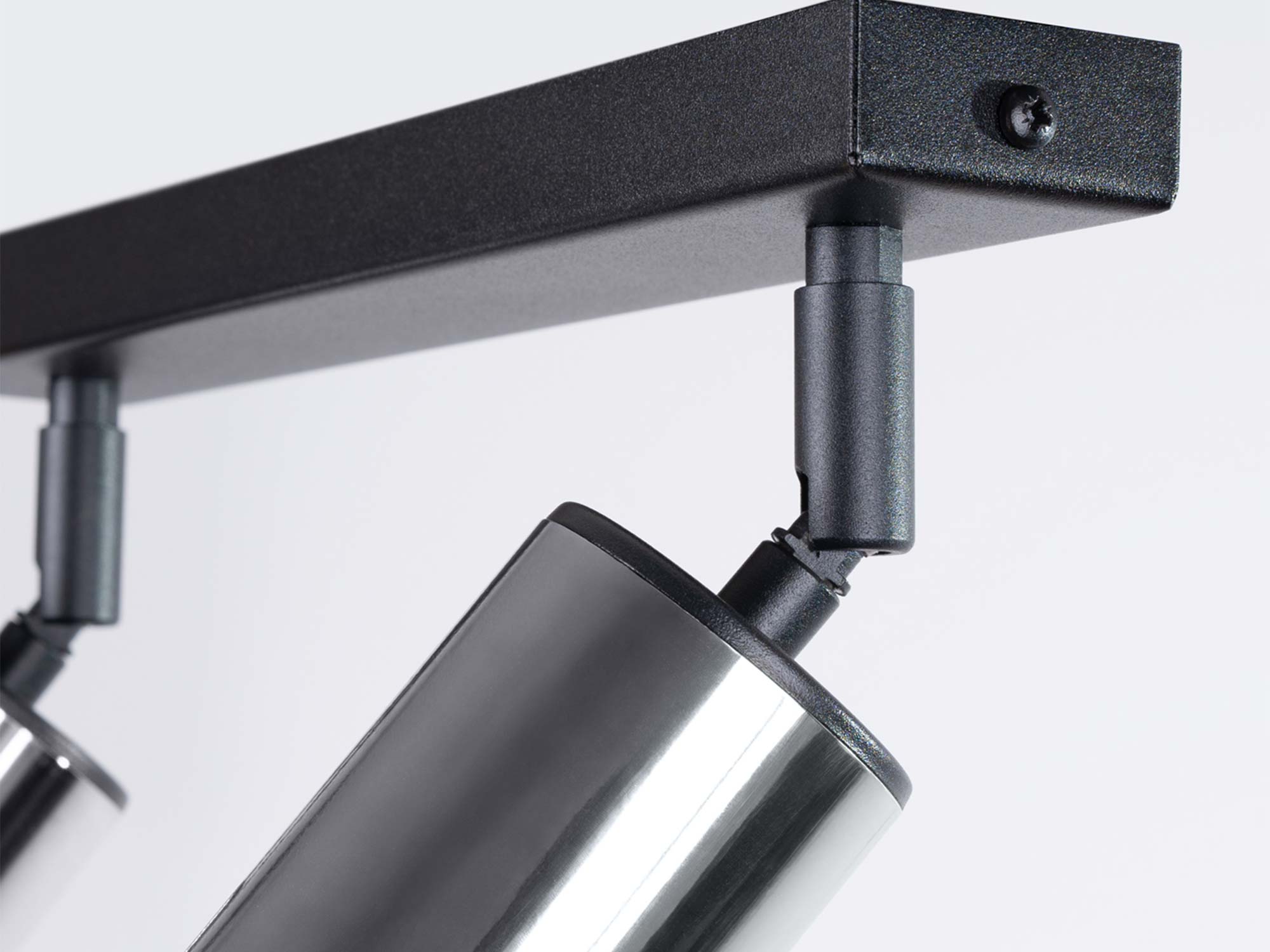 Detal przegubowego mocowania chromowanego reflektora plafonu dwupunktowego zbliżenie Detal przegubowego mocowania chromowanego reflektora plafonu dwupunktowego zbliżenie