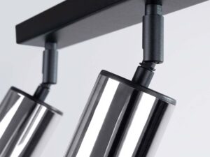 Miniaturka 6 - Detal przegubowego mocowania dwóch chromowanych reflektorów plafonu trójpunktowego zbliżenie