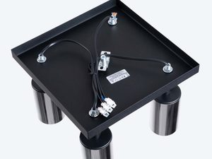 Miniaturka 5 - Spód plafonu sufitowego z widocznym okablowaniem i gniazdami reflektorów