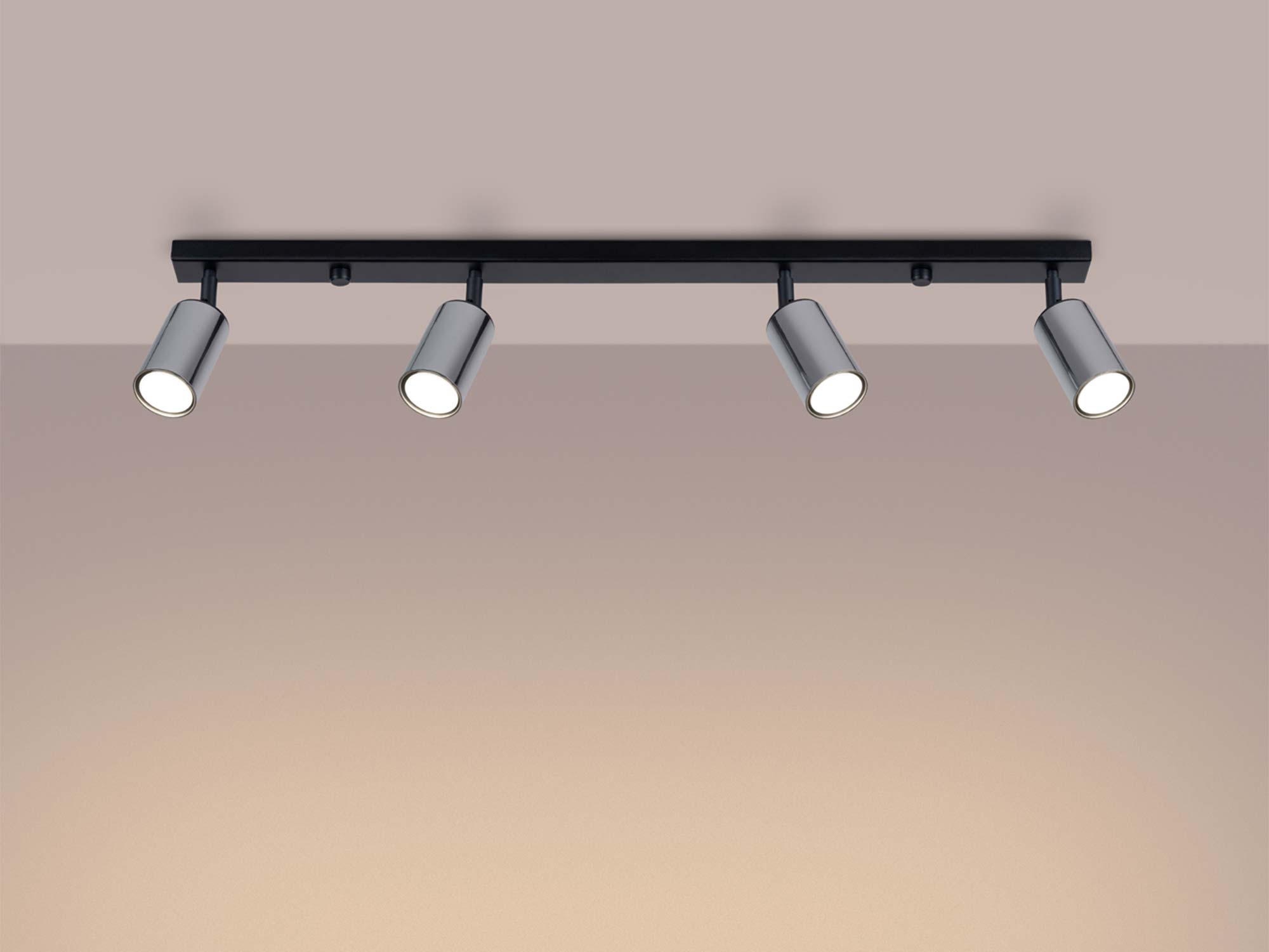 Plafon czteropunktowy czarno-chromowany z listwą świecący ciepłym światłem Plafon czteropunktowy czarno-chromowany z listwą świecący ciepłym światłem