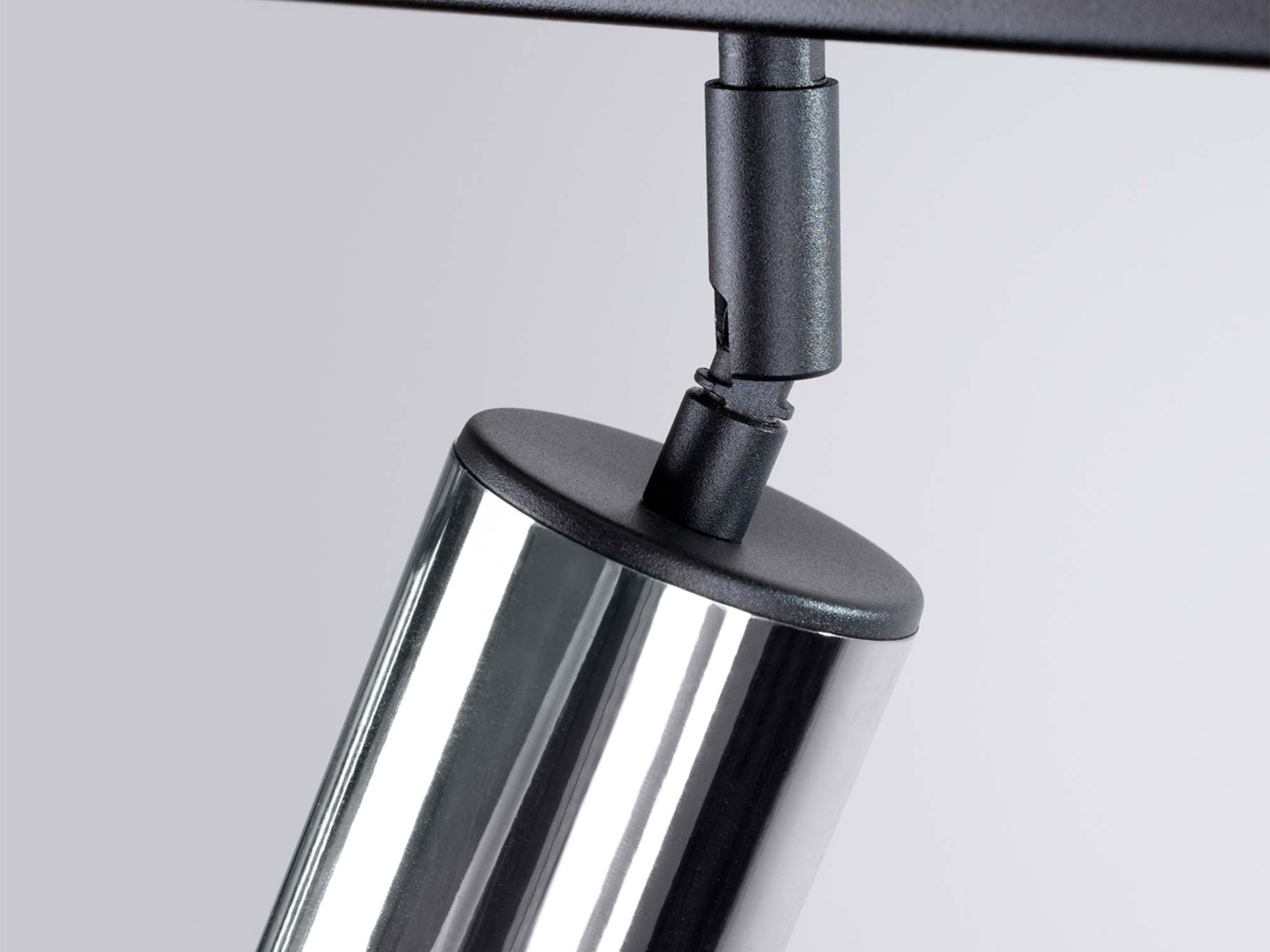 Detal przegubowego mocowania chromowanego reflektora plafonu czteropunktowego zbliżenie Detal przegubowego mocowania chromowanego reflektora plafonu czteropunktowego zbliżenie