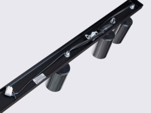 Miniaturka 3 - Detal wnętrza czarnej listwy montażowej plafonu sześciopunktowego z okablowaniem