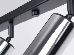 Miniaturka 6 - Detal połączenia chromowanego reflektora z czarną listwą plafonu zbliżenie