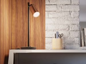 Miniaturka 12 - Lampa biurkowa miedziana na białym biurku w aranżacji domowego gabinetu