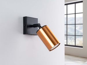 Miniaturka 1 - Miedziany kinkiet ścienny z czarną podstawą w aranżacji wnętrza