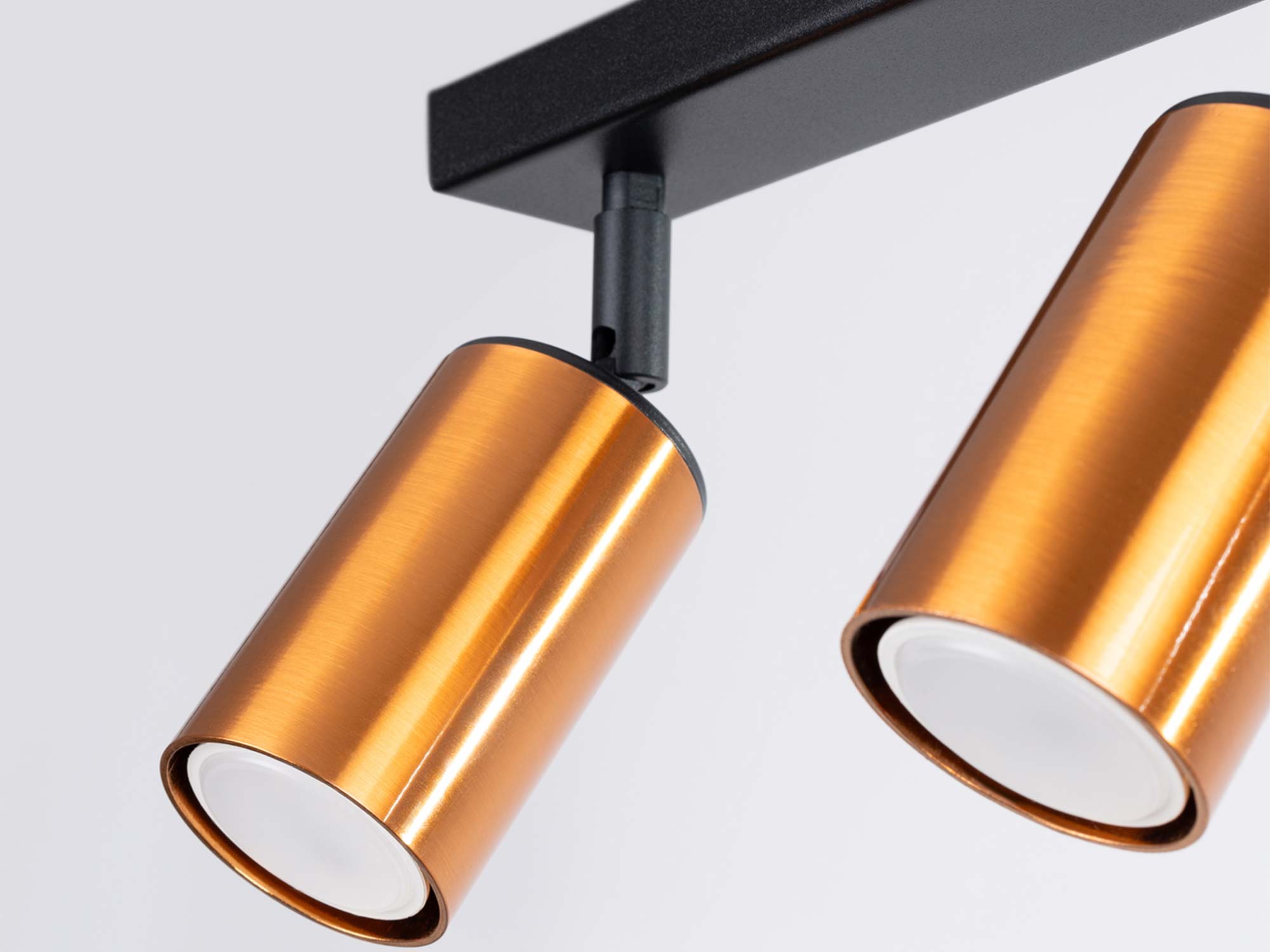 Metalowe klosze miedziane lampy sufitowej w zbliżeniu