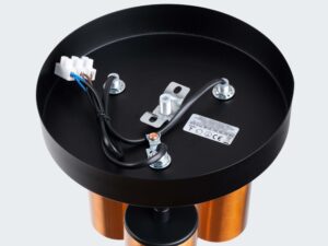 Miniaturka 7 - Wnętrze czarnej okrągłej podstawy plafonu trójpunktowego z okablowaniem