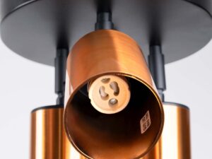 Miniaturka 6 - Detal miedzianego reflektora plafonu z gniazdem GU10 i etykietą zbliżenie