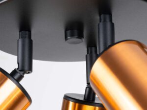 Miniaturka 5 - Detal czarnych przegubów i miedzianych reflektorów plafonu od dołu zbliżenie