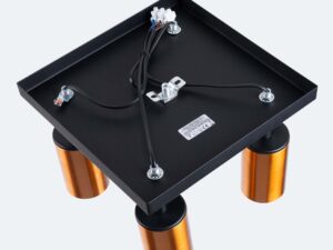 Miniaturka 3 - Wnętrze czarnej podstawy plafonu czteropunktowego z okablowaniem