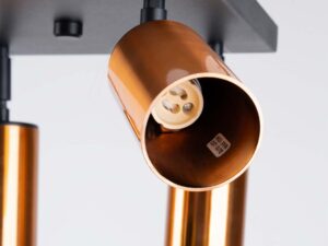 Miniaturka 4 - Detal miedzianego reflektora plafonu z gniazdem GU10 i etykietą zbliżenie