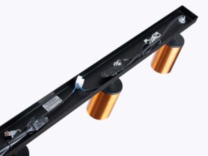 Miniaturka 3 - Wnętrze czarnej listwy montażowej plafonu czteropunktowego z okablowaniem