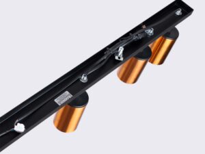 Miniaturka 3 - Wnętrze czarnej listwy montażowej plafonu sześciopunktowego z okablowaniem