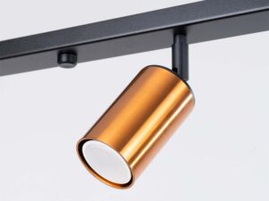 Miniaturka 7 - Detal złotego cylindrycznego reflektora plafonu z widoczną żarówką zbliżenie