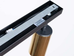 Miniaturka 3 - Wnętrze czarnej listwy montażowej plafonu dwupunktowego z okablowaniem