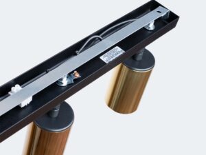 Miniaturka 5 - Wnętrze czarnej listwy montażowej plafonu trójpunktowego z okablowaniem