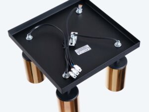 Miniaturka 6 - Detal czarnych przegubów i złotych reflektorów plafonu czteropunktowego zbliżenie