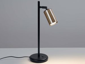 Miniaturka 2 - Włączona lampa biurkowa ze złotym kloszem rzucająca ciepłe światło