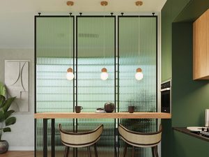 Miniaturka 11 - Trzy lampy wiszące z drewnianymi kulami nad blatem kuchennym