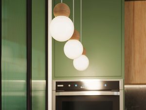 Miniaturka 13 - Zestaw lamp wiszących z bukowym wykończeniem w zielonej kuchni