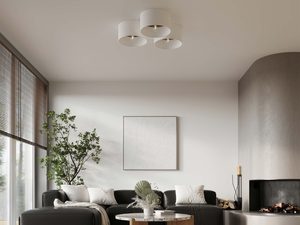 Miniaturka 10 - Białe plafony z drewnem w eleganckim salonie z kominkiem